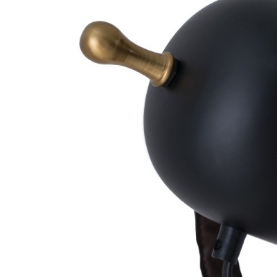 Candeeiro de mesa preto fosco com interruptor dourado em alavanca