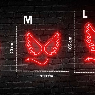 Luzes de néon vermelhas em forma de asas em três tamanhos diferentes contra parede de tijolos pretos