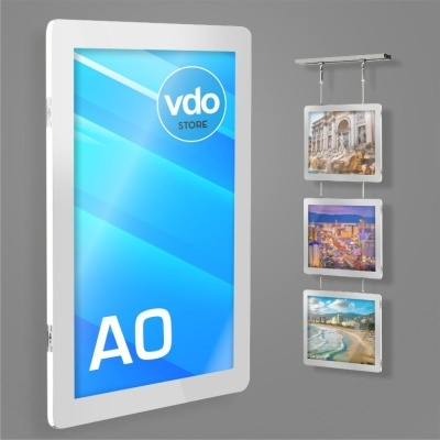 Anúncio digital branco A0 com fundo azul ao lado de suporte com três fotos quadradas