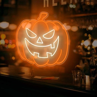 Decoração luminosa de abóbora de Halloween numa janela à noite