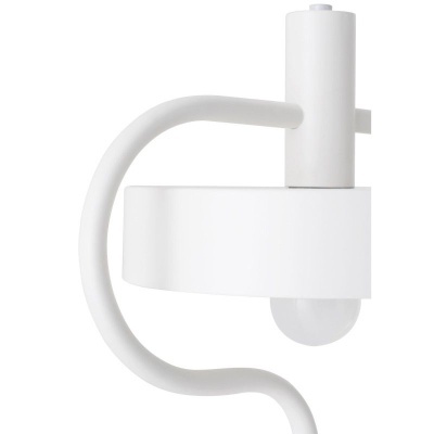 Candeeiro de parede branco com braço curvo e lâmpada opaca