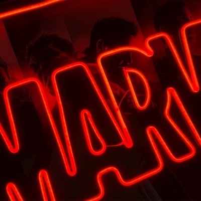 Letreiro luminoso néon vermelho com a palavra MARVEL