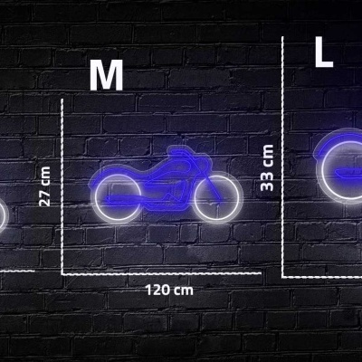 Letreiros de néon azuis em forma de motocicleta em três tamanhos diferentes numa parede de tijolos pretos