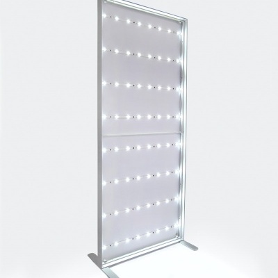 Expositor metálico vertical com luzes LED brancas