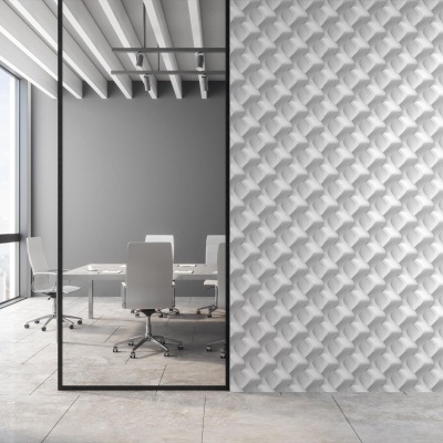 Parede decorativa 3D branca com padrão geométrico em escritório moderno