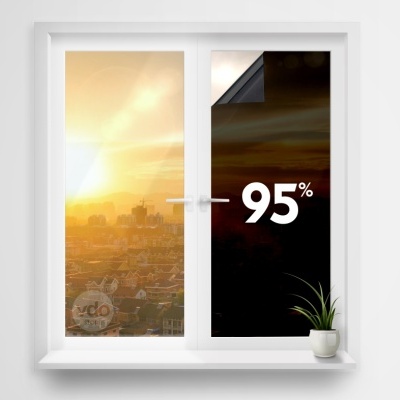 Janela branca com vidro transparente e película preta com texto 95% e planta no parapeito