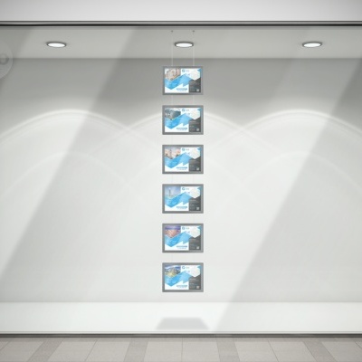 Vitrine de loja branca com sete pequenos cartazes azuis alinhados verticalmente