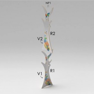 Cabide de pé em madeira branca com mosaico colorido e etiquetas de texto