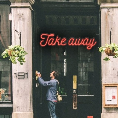 Fachada de loja com letreiro de néon vermelho 'Take away' e número 191