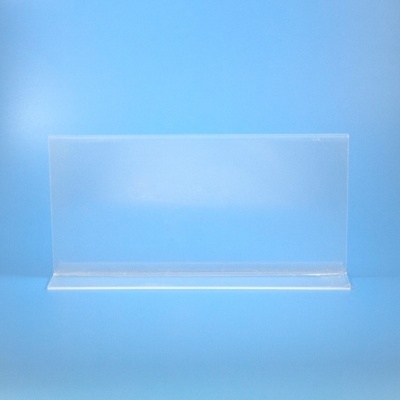 Suporte transparente retangular de acrílico sobre superfície azul