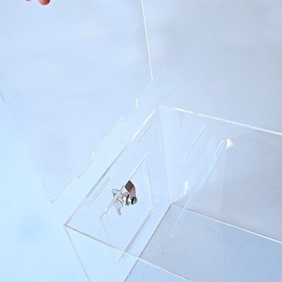 Caixa transparente de acrílico com tampa e fecho metálico