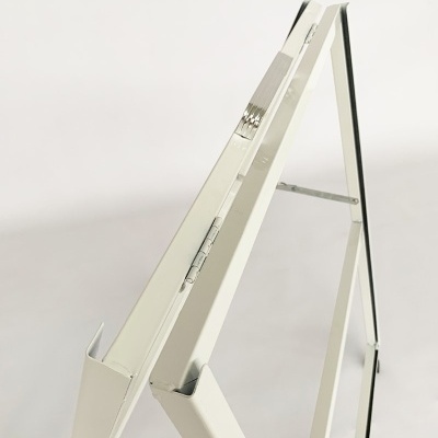 Cavalete metálico branco com dobradiças, vista lateral