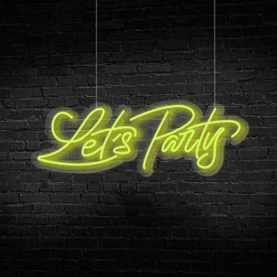 Letreiro luminoso em néon verde com as palavras Let's Party