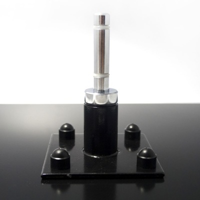 Base quadrada preta com haste metálica central prateada