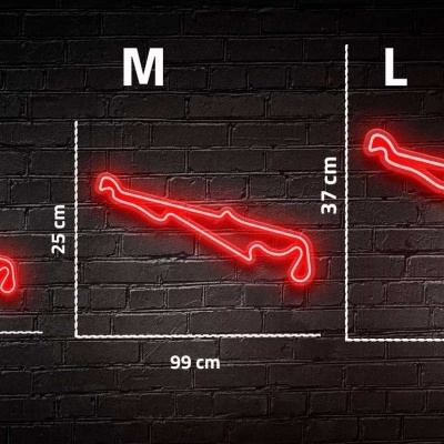 Três luzes de neon vermelhas em forma de arma em diferentes tamanhos na parede de tijolos pretos.