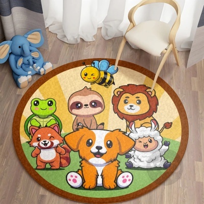 Tapete infantil redondo com desenhos de animais coloridos em ambiente interior com cadeira e brinquedo
