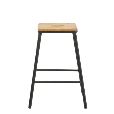 Banco alto com assento de madeira clara e estrutura metálica preta