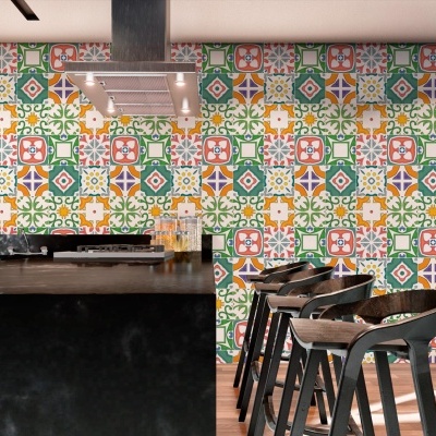 Cozinha com bancada preta, cadeiras altas em madeira e azulejos coloridos na parede