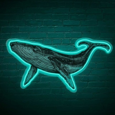 Ilustração de uma baleia preta com luz de néon azul numa parede de tijolos
