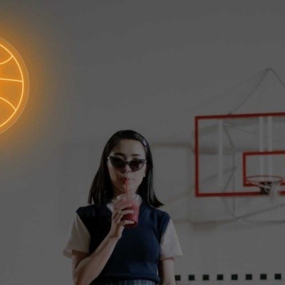 Neon bola basquetebol, mulher a beber com t-shirt branca, colete azul escuro, tabela de basquetebol