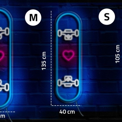 Três skates azuis com coração rosa e rodas brancas de diferentes tamanhos