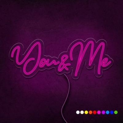 Sinal de néon colorido com texto You & Me em fundo roxo