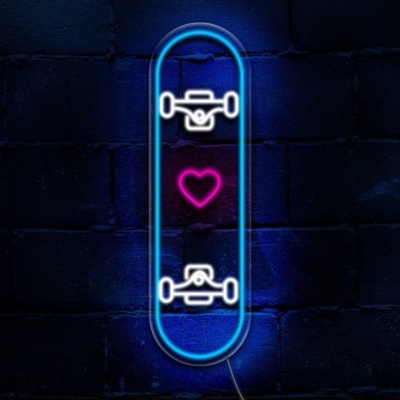 Neon em forma de skate com rodas brancas e coração cor-de-rosa sobre fundo de tijolos escuros