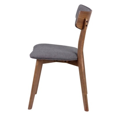 Cadeira de madeira com assento e encosto cinzentos