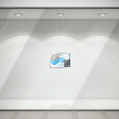 Montra de loja vazia com estrutura branca e cartaz pendurado