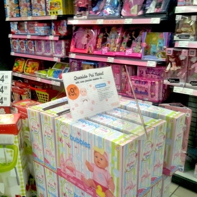 Brinquedos para crianças em caixas coloridas e prateleiras rosas numa loja