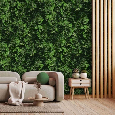 Sala de estar com sofá cinzento claro, papel de parede verde com padrão de folhas e mesa de apoio de madeira clara