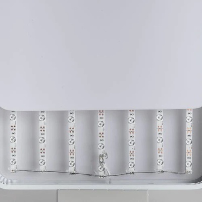 Luminária retangular branca com tiras de LEDs visíveis no interior