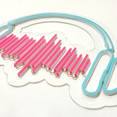 Neon decorativo formato auscultadores e ondas sonoras azul e rosa