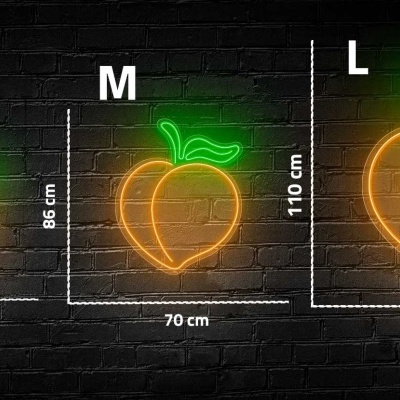 Neons em forma de pêssego em três tamanhos contra parede preta
