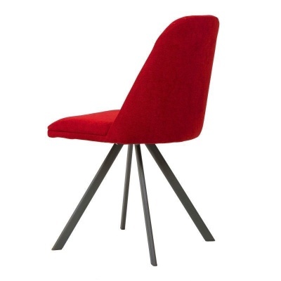 Cadeira estofada vermelha com pernas metálicas cinza escuro