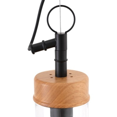 Lâmpada pendente com suporte em madeira e estrutura metálica preta