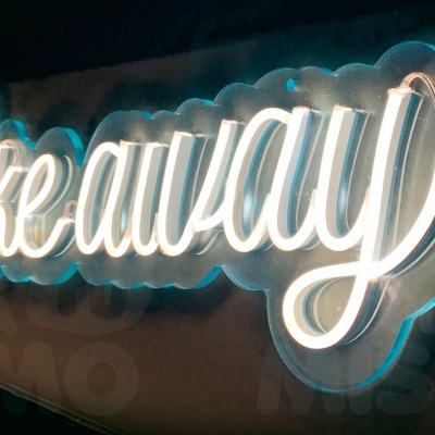 Letreiro luminoso em néon branco com a frase 'Take away' numa parede escura
