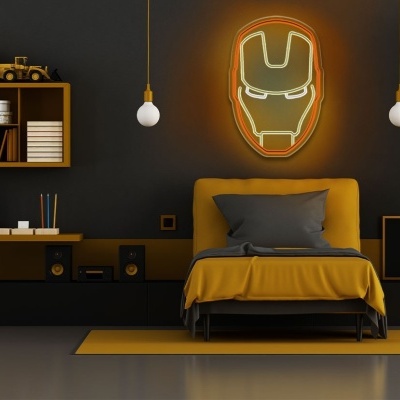 Quarto moderno com cama amarelo mostarda e luz de néon Homem de Ferro