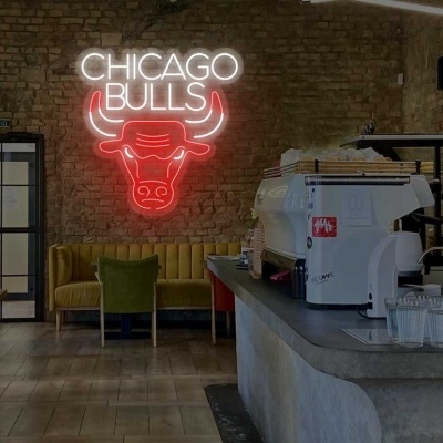 Interior de cafeteria com balcão, máquina de café e luz de néon CHICAGO BULLS