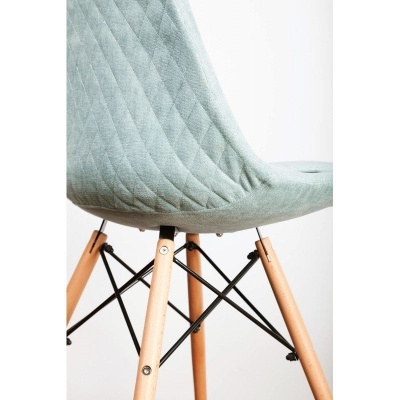 Cadeira com assento estofado cinzento e pernas de madeira