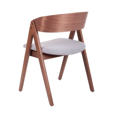 Cadeira de madeira com assento estofado cinzento e encosto curvo