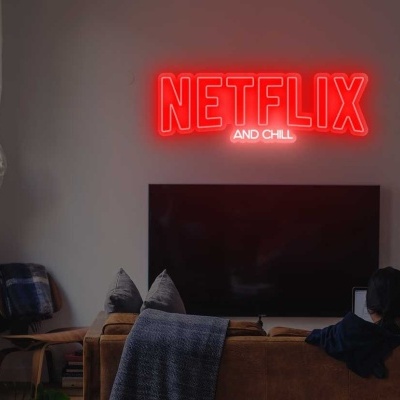 Sala de estar com televisão e luz de néon NETFLIX AND CHILL