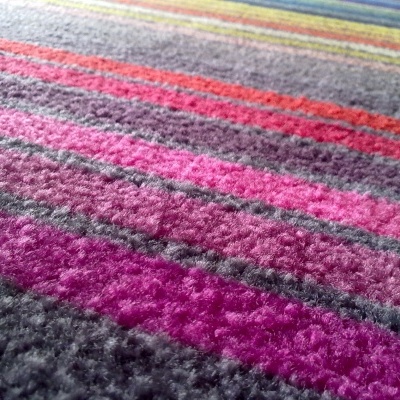 Tapete felpudo com riscas coloridas horizontais