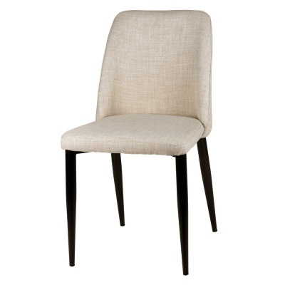 Cadeira bege com pernas pretas sobre fundo branco