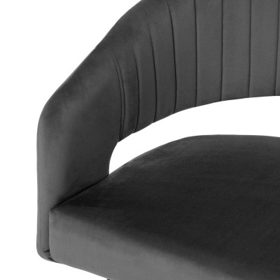 Cadeira cinzenta escura estofada com costuras verticais no encosto