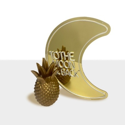 Prato decorativo em forma de lua dourada com texto e abacaxi dourado