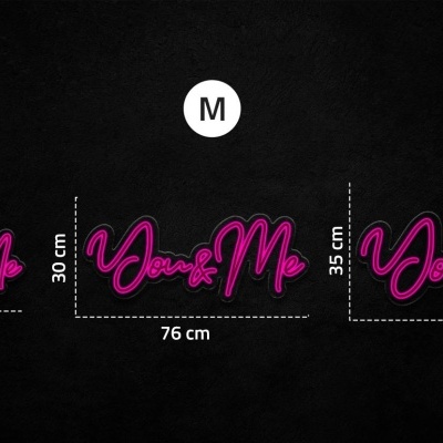 Sinais de néon rosa com a frase You & Me em três tamanhos diferentes sobre fundo preto