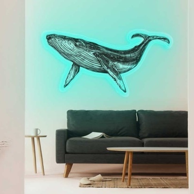 Sala com sofá cinza, mesas de madeira, tapete bege e luminária de baleia azul em néon na parede