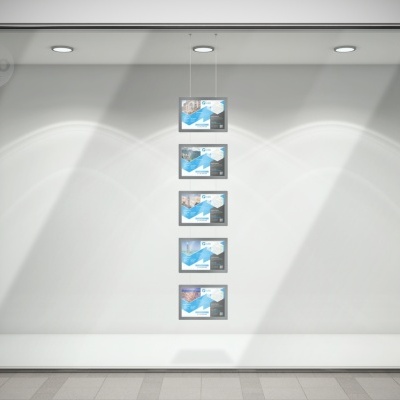 Montra iluminada com cinco quadros verticais com imagens azul e branca