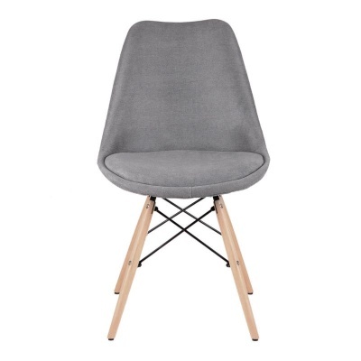 Cadeira cinzenta com pernas de madeira e estrutura metálica preta